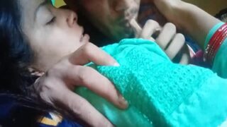 Istri Nakal Berciuman Dengan Kekasihnya Dan Membiarkannya Mengisap Payudaranya