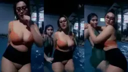 Miyu Dan Sahabatnya Beraksi Di Kolam Renang Yang Panas
