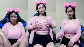 Syafiraah Menggoda Dengan Gaun Pink Yang Menyala