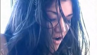 Video Lesbi Panas: Cewek Saling Siram Air Seni