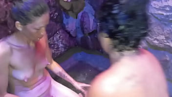 Menggoda Istri Kakak Tiri Di Kamar Mandi Saat Liburan Di Skotlandia