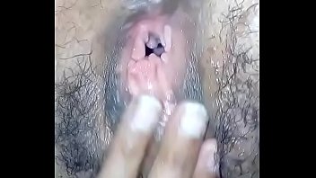 Gadis India Yang Menggoda Dengan Sari Transparan Dan Pinggul Bergoyang
