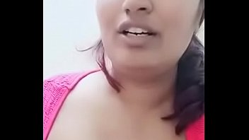 Swathi Naidu Memamerkan Payudaranya Dan Meminta Untuk Dihubungi Dengan Memberikan Detail Kontaknya