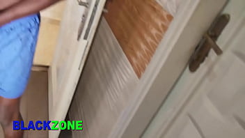 Hampir Menusuk Ibu Tiriku Di Dapur Saat Dia Membungkuk