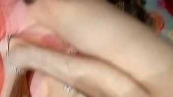 Sakshi Bhabi Yang Seksi Diam-diam Memasukkan Mentimun Ke Dalam Vaginanya