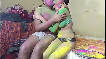 Pertama Kali Rayakan Holi Dengan Istri Tetangga Yang Menggoda