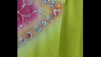 Gadis India Yang Menggoda Dengan Lekuk Tubuh Yang Memabukkan