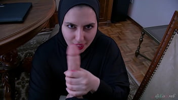 Kesepakatan Abad Ini Ditutup Dengan Arab Berjilbab Yang Siap Menghisap