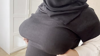 Istri Arab Teman Memamerkan Payudaranya