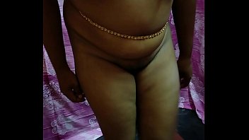 Gadis Seksi Desi Membuka Sari Dan Memamerkan Asetnya Yang Menggoda