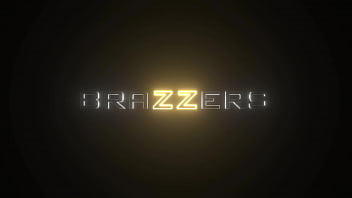 Istri Tetangga Bikin Bising Dengan Ekspresi Nafsu Di Ranjang – Izzy Lush / Brazzers / Tonton Full Di Www.brazzers.promo/noi
