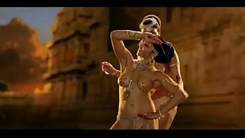 Gadis India Yang Menggoda Dengan Sari Transparan Dan Pinggul Bergoyang