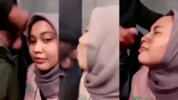 Gadis Berjilbab Cantik Menelan Cairan Di Wajahnya