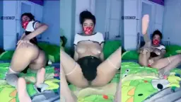 Ica Mengangkang Memamerkan Memek Pinknya Yang Menggoda