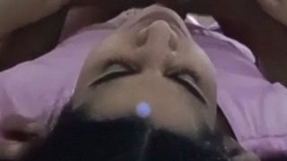 Pasangan Di Ranjang Melepas Baju Dan Bercinta Dalam Video Amatir Yang Panas