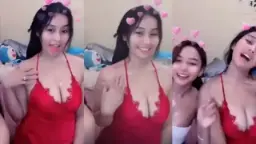 Pemandu Acara Cantik Dengan Belahan Payudara Yang Mulus Menggoda