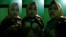 Ratna Bebas Di Indo, Payudara Besar Bulatnya Menggoda
