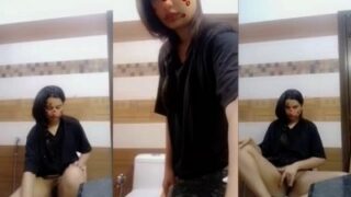 Video Mesum India: Cewek Seksi Main Jari Di Kamar Mandi