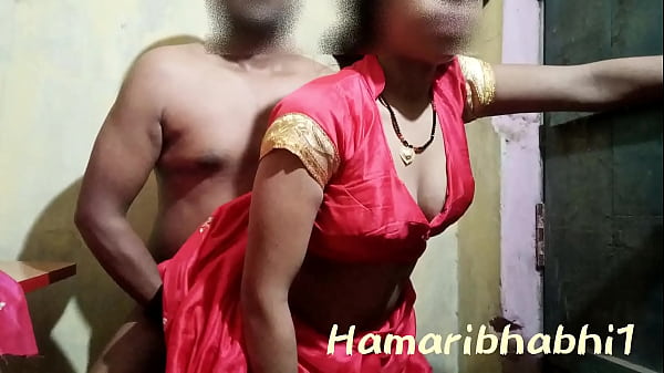 Istri Desa India Dihardiki Dengan Sari Merah Membara