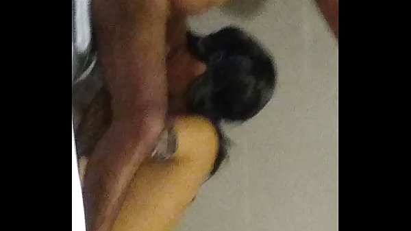 Neha Mandi Sambil Ngewein Abang Tirinya, Suara Mesra Dalam Bahasa Hindi