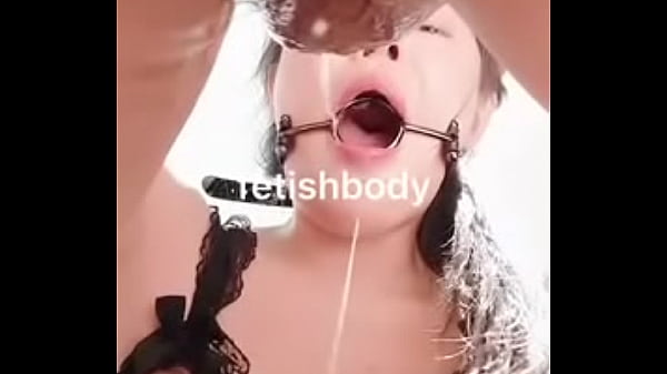 强制深喉到极致，口水拉丝混杂着呻吟与啜泣，涕泪横流中迎来颜射高潮，这快感堪比无套内射，简直爽到无法言喻！