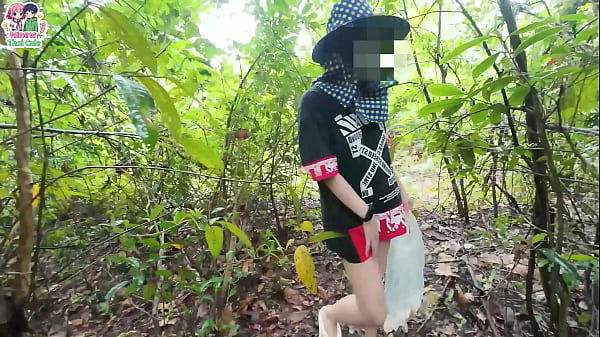 สาวไทยเปลือยกายโชว์จุดซ่อนเร้นในทุ่งนาริมถนน
