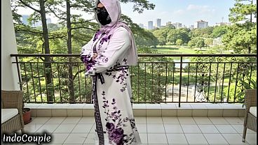 Istri Berhijab Yang Liar Dan Haus Petualangan, Kami Bertemu Di Koridor Kampus Yang Sunyi