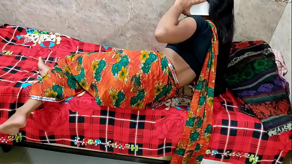 पति से फोन पर बात करते हुए, भैया मेरी चूत को तोड़ डालो जोर-जोर से। हिंदी में साफ आवाज़।
