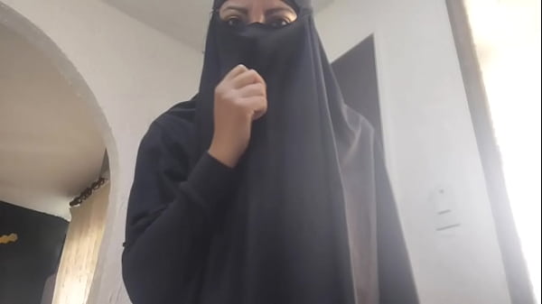 Arab Milf Menggairahkan, Mengocok Memek Basah Sampai Muncrat Dan Orgasme Kasar Di Webcam Sambil Berbalut Niqab Dan Hijab