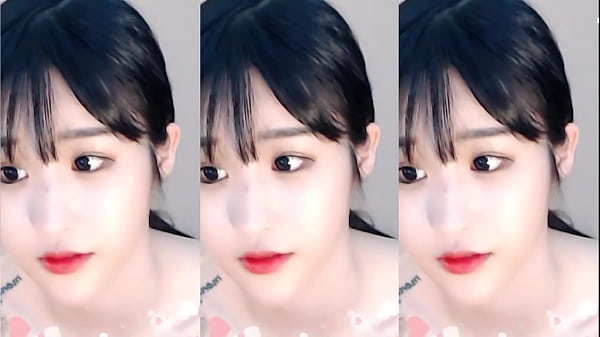 Cô Gái Trung Hoa Uốn éo Nhịp Nhàng Trên Không Trung