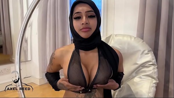 Gadis Muslim Arab Berjilbab Digencet Ganas Oleh Pria Berotot