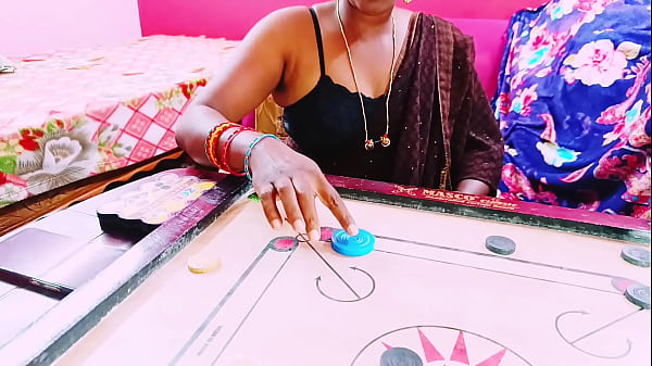 Video Penuh. Sesi Carrom Membuat Bhabhi Menggoda Adik Iparnya Dengan Kata-kata Mesum Dalam Bahasa Telugu.
