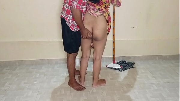 गर्म कमरे में झाड़ू लगाती हुई नौकरानी चाची को लंड चूसवाकर जबरदस्त चोदा!