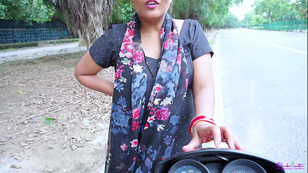 Bhabhi India Yang Nakal Melayani Klien Di Pinggir Jalan, Ditembak Dari Belakang Dengan Suara Godaan Hindi.