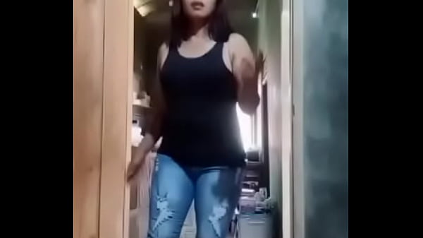 Istri Nakal Menggoda Di Atas Meja Dapur
