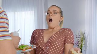 Dia Suka Menghisap Kontol Di Dapur
