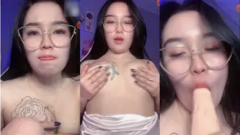 Cewek Berkacamata Ganas Pengen Ngentot Kontolmu