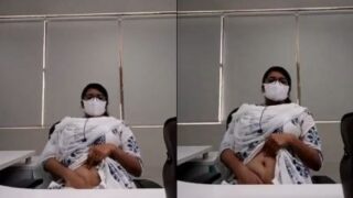 Gadis Muda Meraba-raba Memeknya Yang Basah Di Kantor