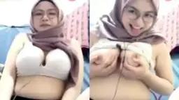 Jilbab Seksi Berkacamata Pamer Puting Montok