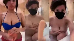 Jugo Payudara Montok Bulat Menggoda Di Dalam Bak Mandi