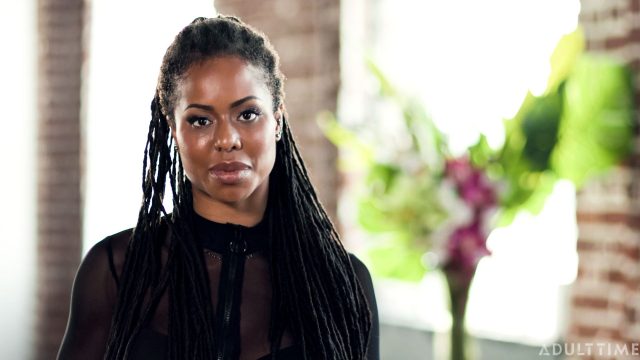 Kira Noir Dan Emily Willis Bergoyang Liar Dalam Permainan Tiga Seks Panas
