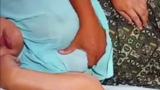 Menggoda Ibu Tiri Yang Pura-pura Tidur Dengan Rayuan Mesra