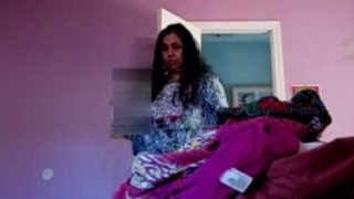 Mengintip Bibi Desi Matang Berganti Pakaian Di Kamar Tidur