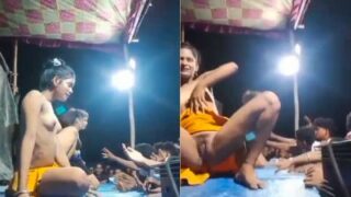 Pria Desa Tergila-gila Melihat Penari Telanjang Menggoyang Tubuh Di Atas Panggung