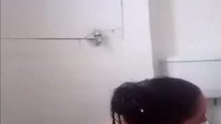 Rekaman Mesum Pasangan Muda Mandi Telanjang Di Kamar Mandi