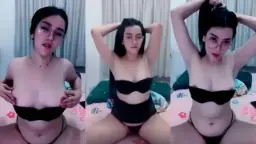 Rosa Makin Hot Dan Ganas, Pose Ngangkang Menggoda