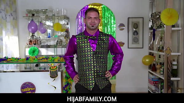 Violet Gems, Si Gadis Berhijab Yang Seksi, Menikmati Sesi Maniknya Sebelum Belajar Memuaskan Nicky Dengan Mulutnya Yang Menggairahkan.