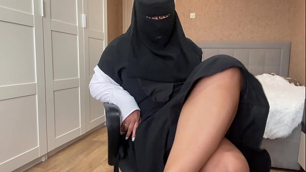 Gadis Arab Berjilbab Merangsang Memek Basahnya