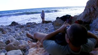 Ibu Pirang Bertato Menunggangi Batang Di Pantai