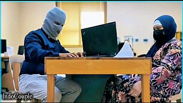 Istri Berhijab Yang Alim Ternyata Doyan Selingkuh Di Kantor, Sampai Sang Sekretaris Asyik Memuaskan Vaginanya Dengan Vibrator Kesayangan.